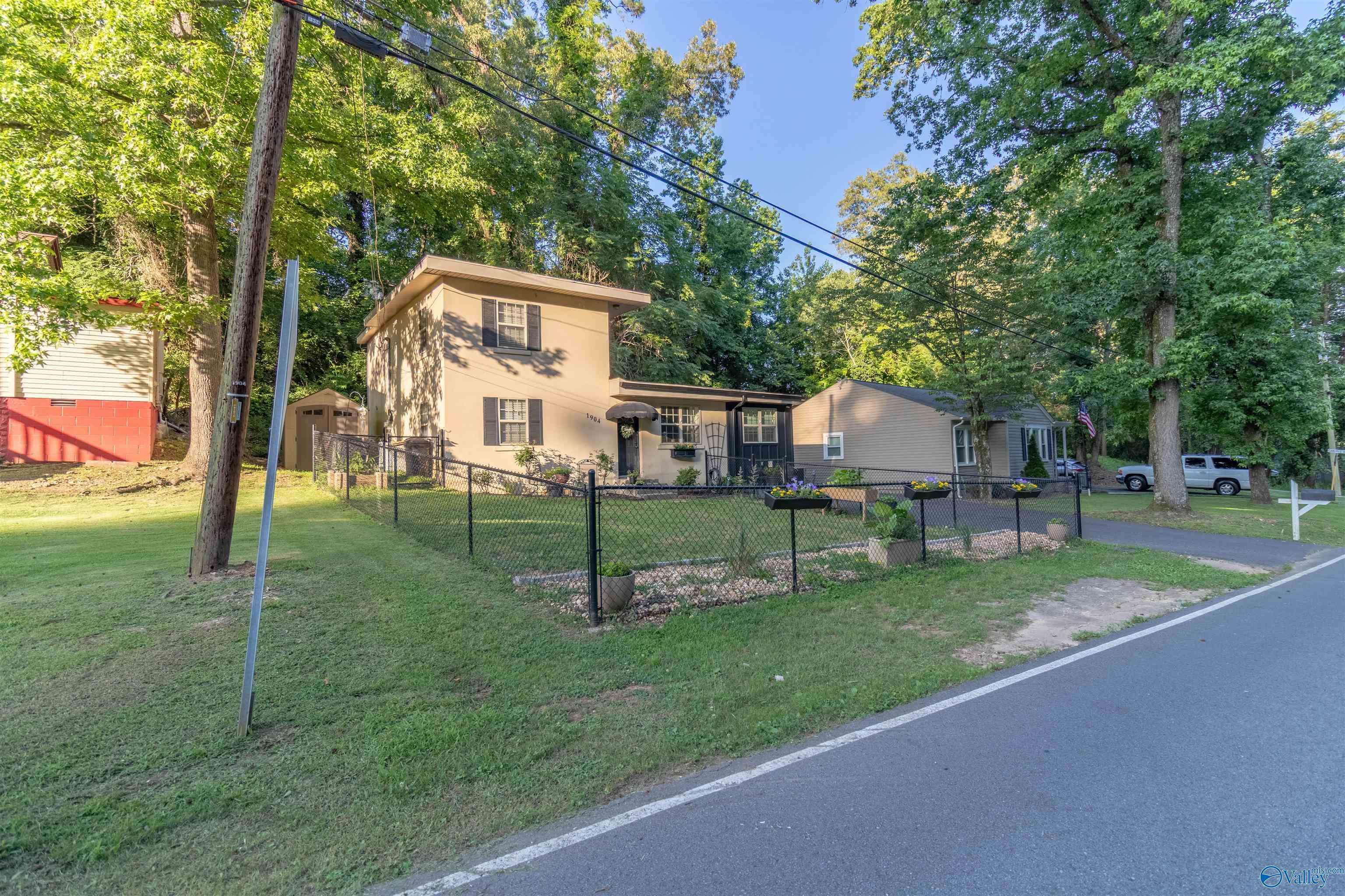 Guntersville, AL 35976,1904 Debow Street