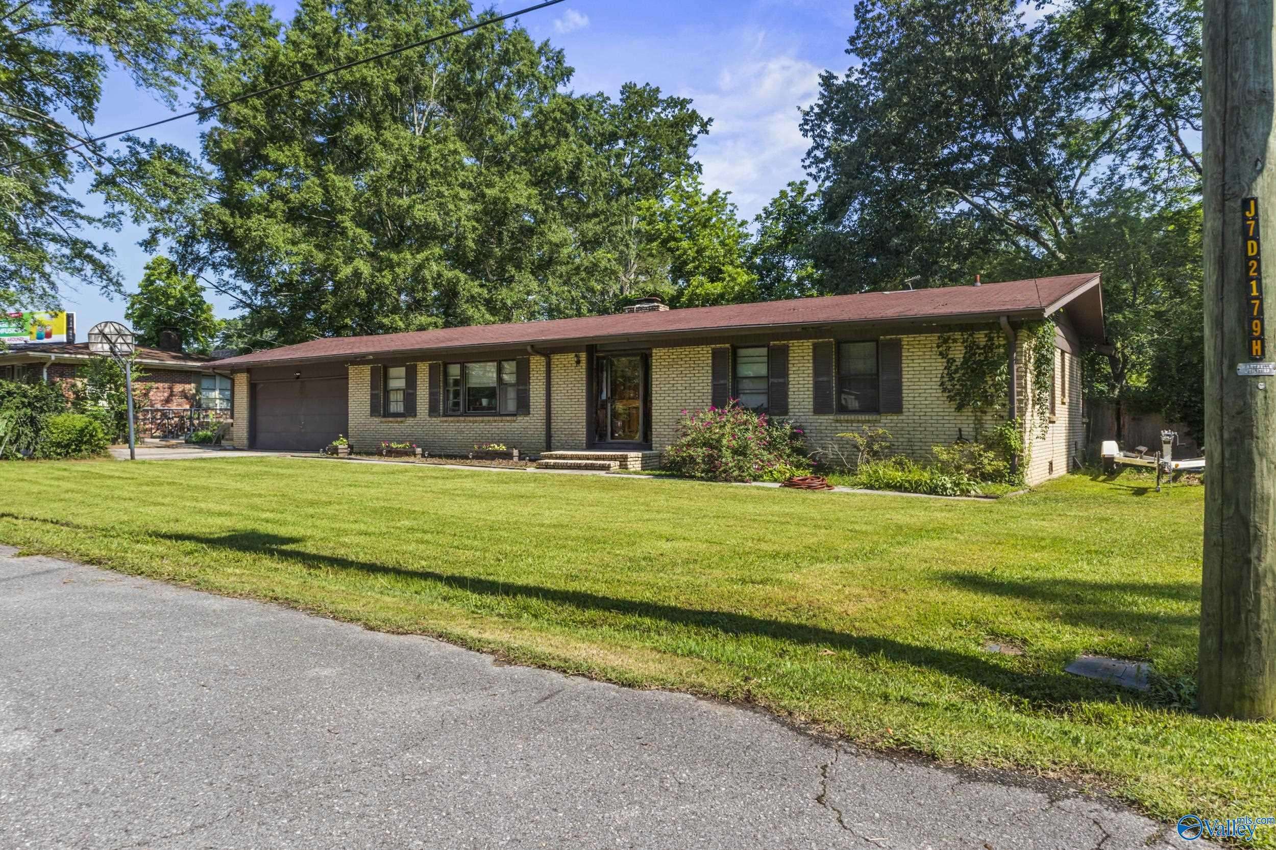 Hartselle, AL 35640,709 NW Azalea Street