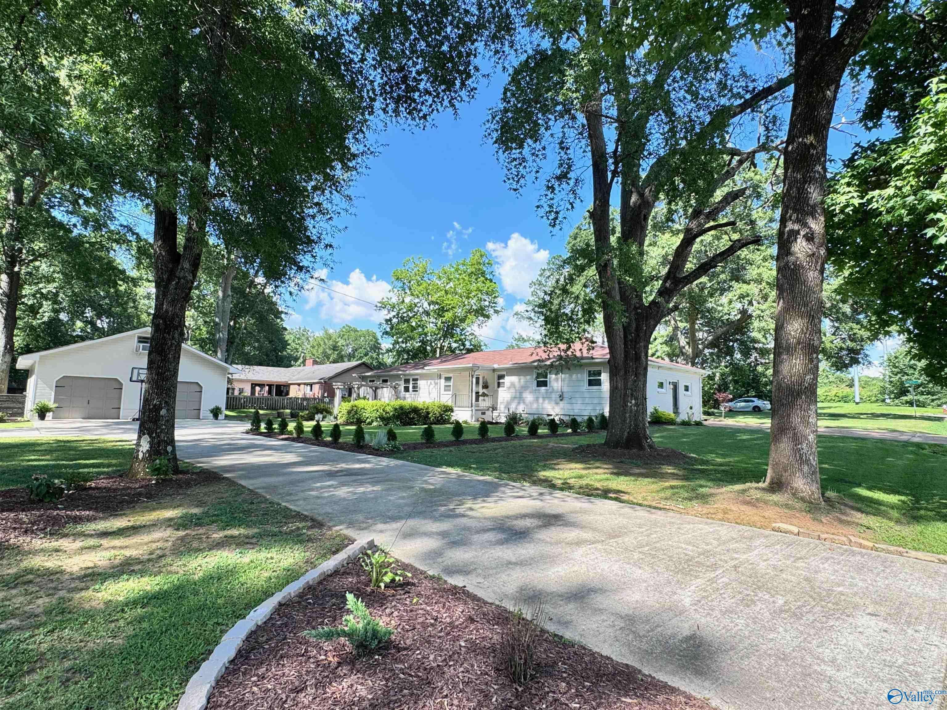 Decatur, AL 35601,2033 Eastmeade Avenue