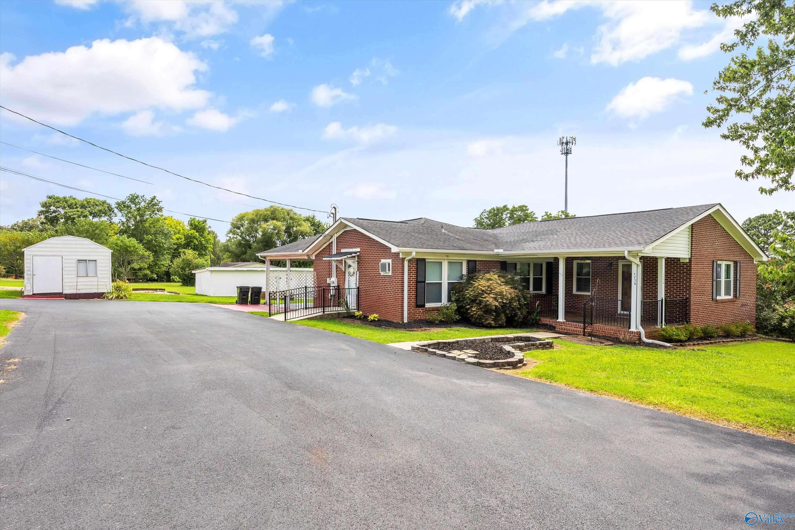 Harvest, AL 35749,1776 Nick Davis Road