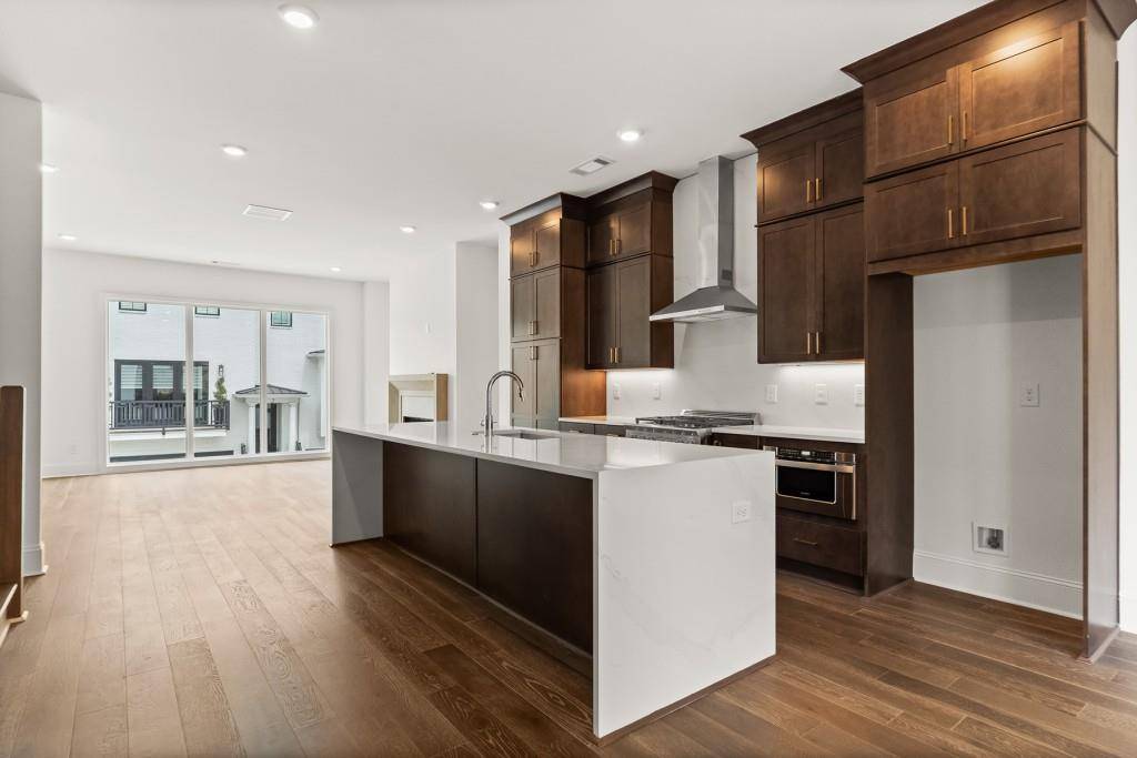 Atlanta, GA 30319,3667 Peachtree RD NE #20