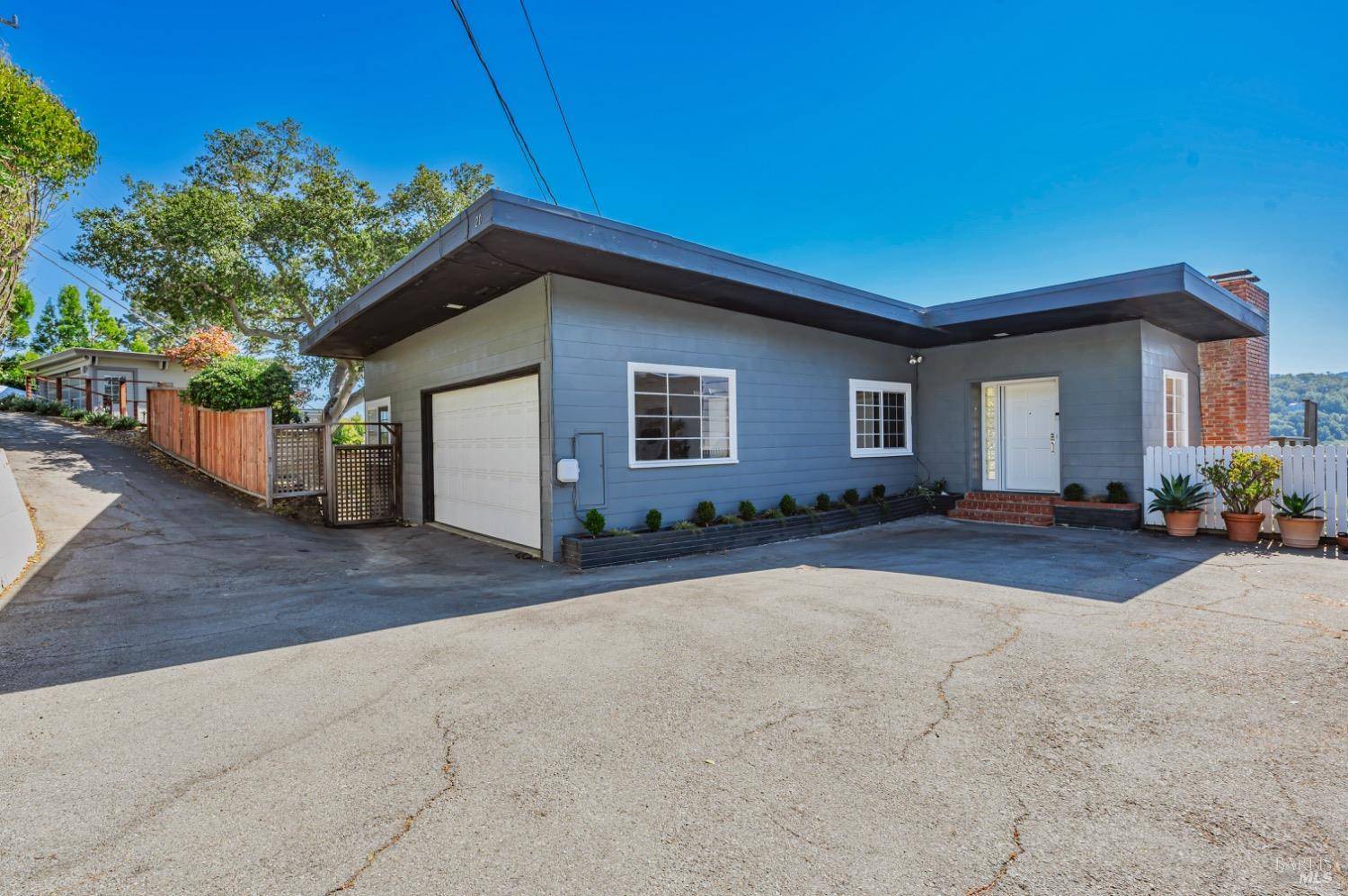 San Anselmo, CA 94960,20 Hillcrest CT