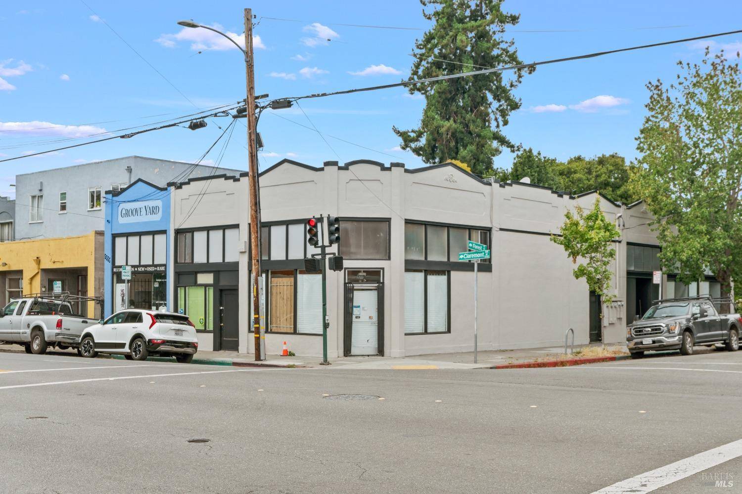 Oakland, CA 94618,5555 Claremont AVE