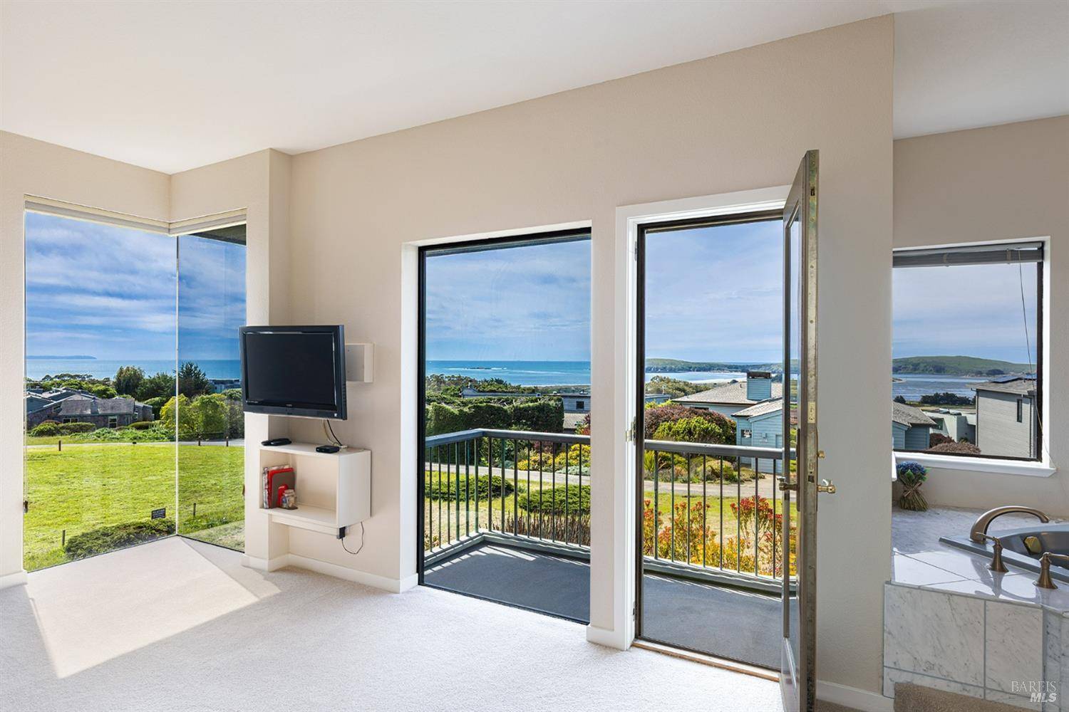 Bodega Bay, CA 94923,315 Mainsail DR
