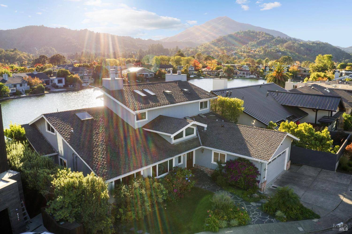 Larkspur, CA 94939,70 Corte Del Bayo