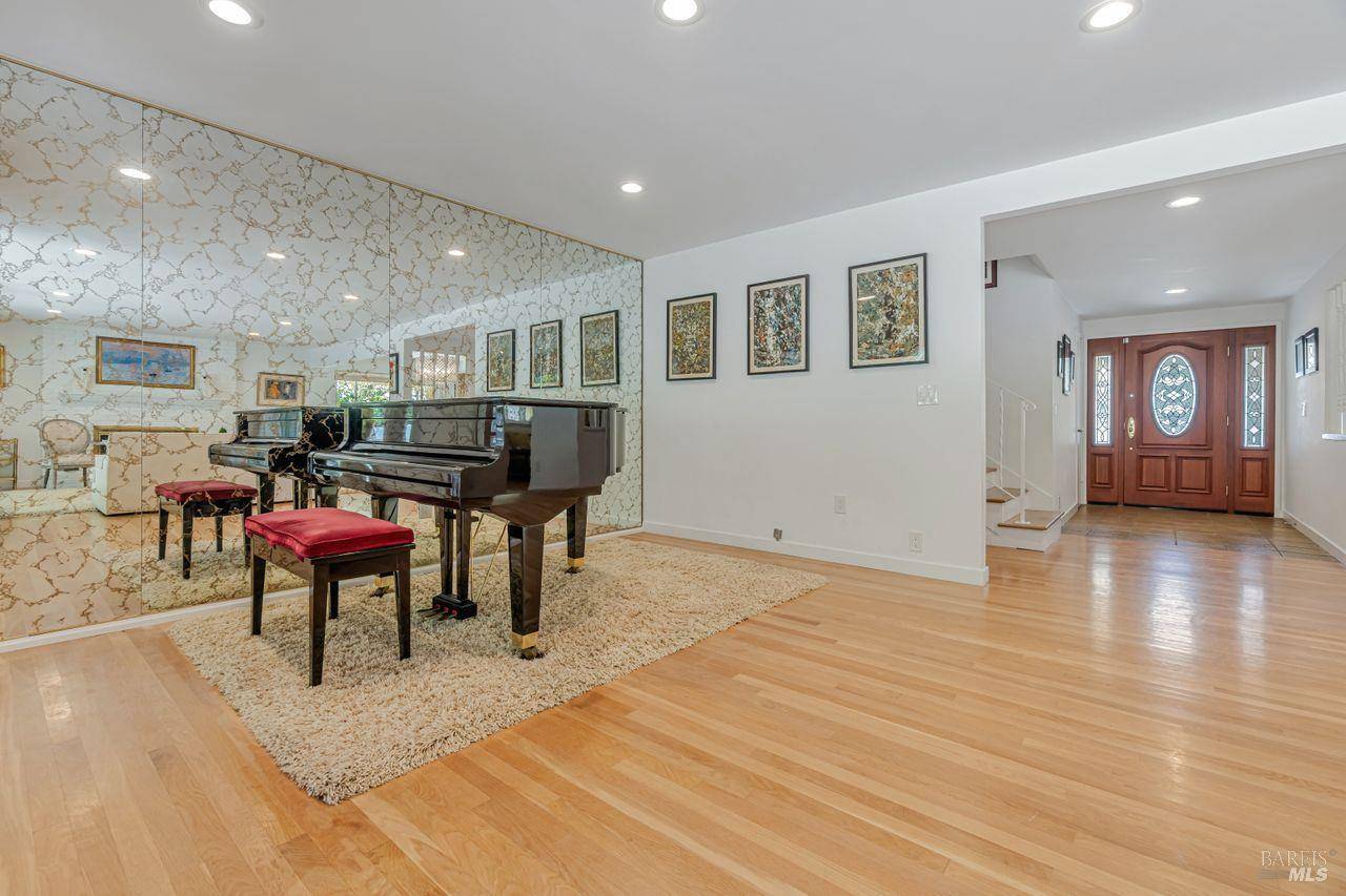 Novato, CA 94949,10 Pebble Beach DR
