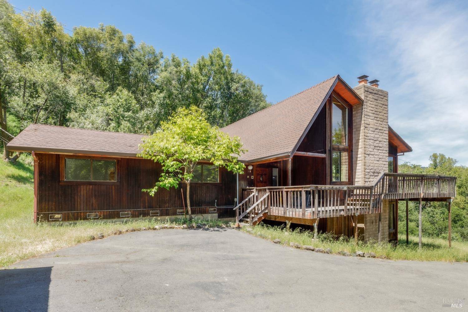 Novato, CA 94947,18 Meadow LN
