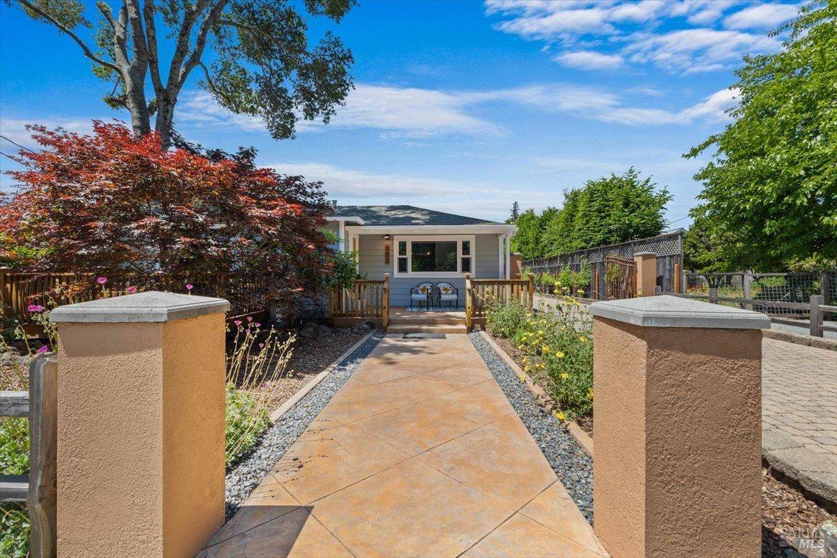 Healdsburg, CA 95448,107 1st ST