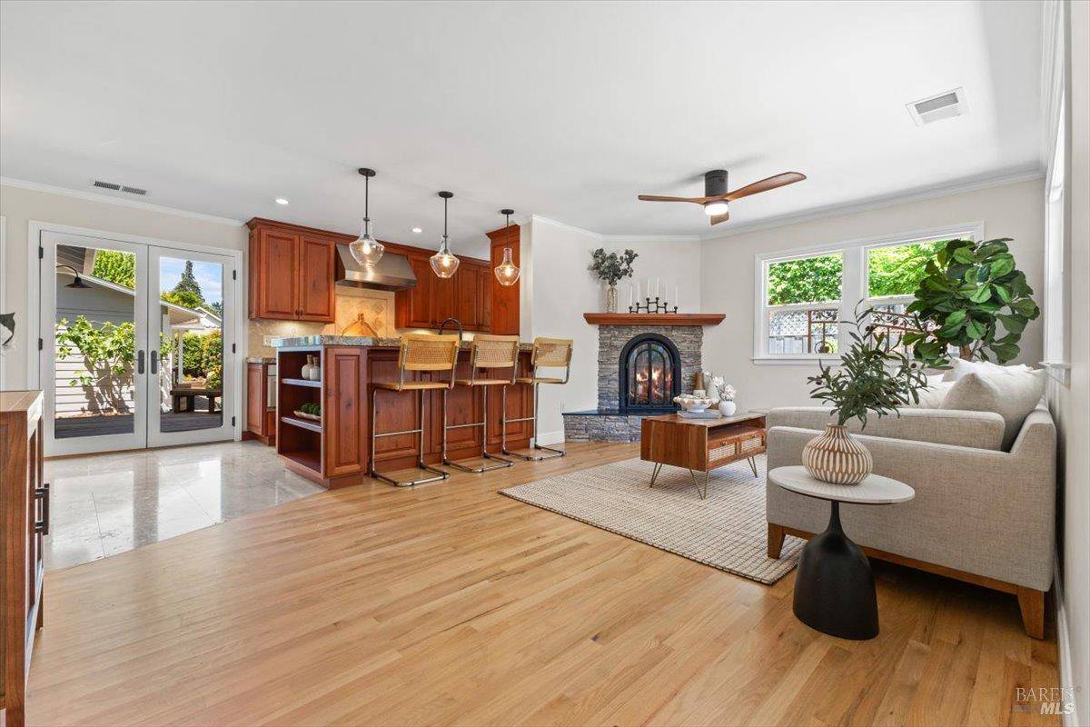 Healdsburg, CA 95448,107 1st ST
