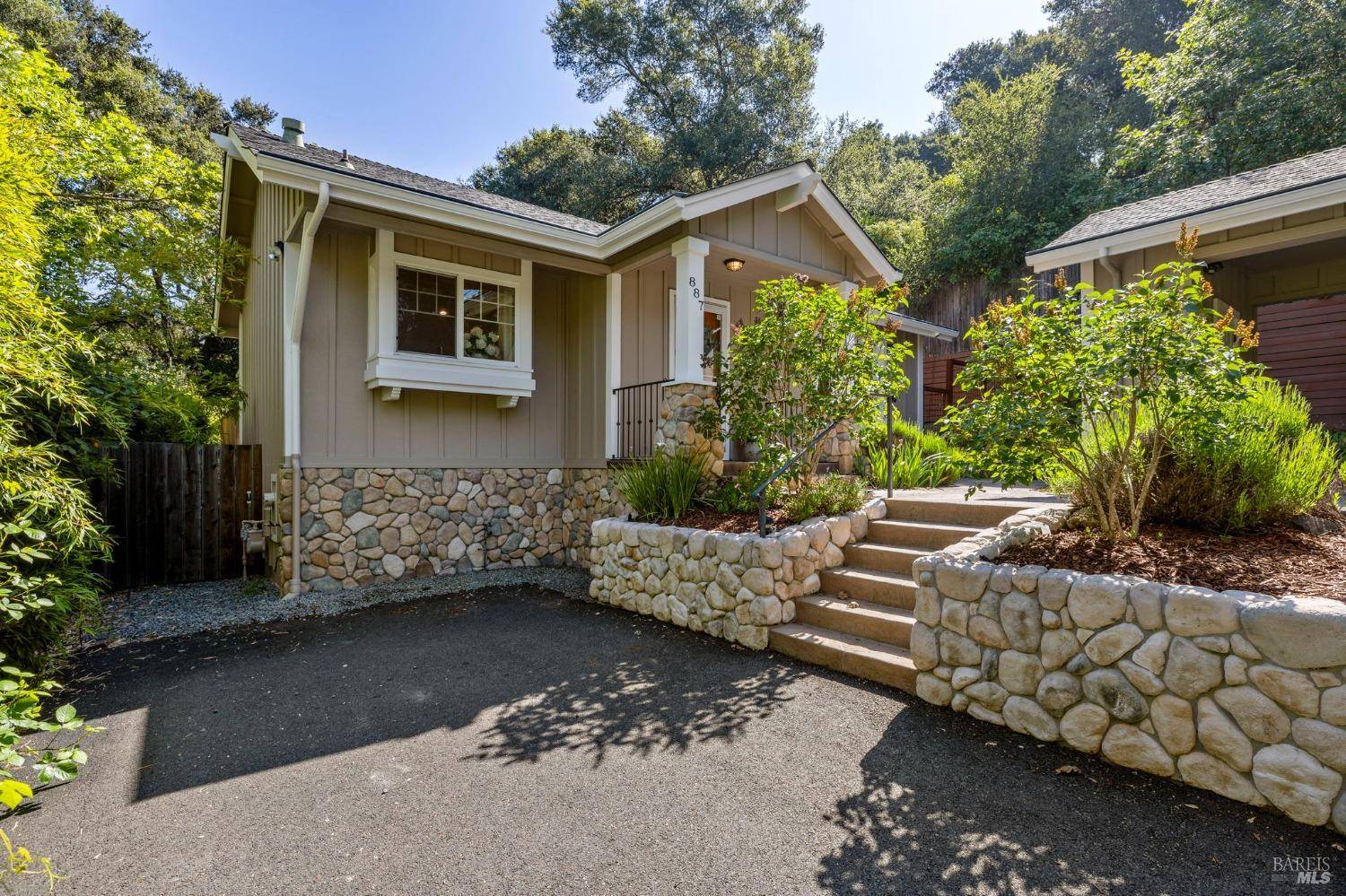 Santa Rosa, CA 95404,887 Strawberry DR