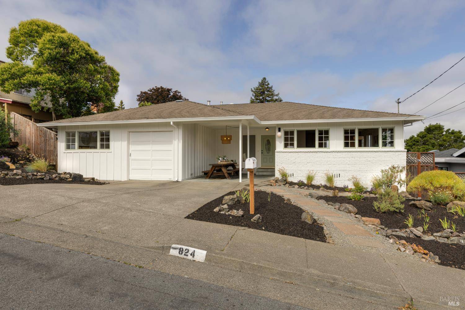 Petaluma, CA 94952,824 Middlefield DR