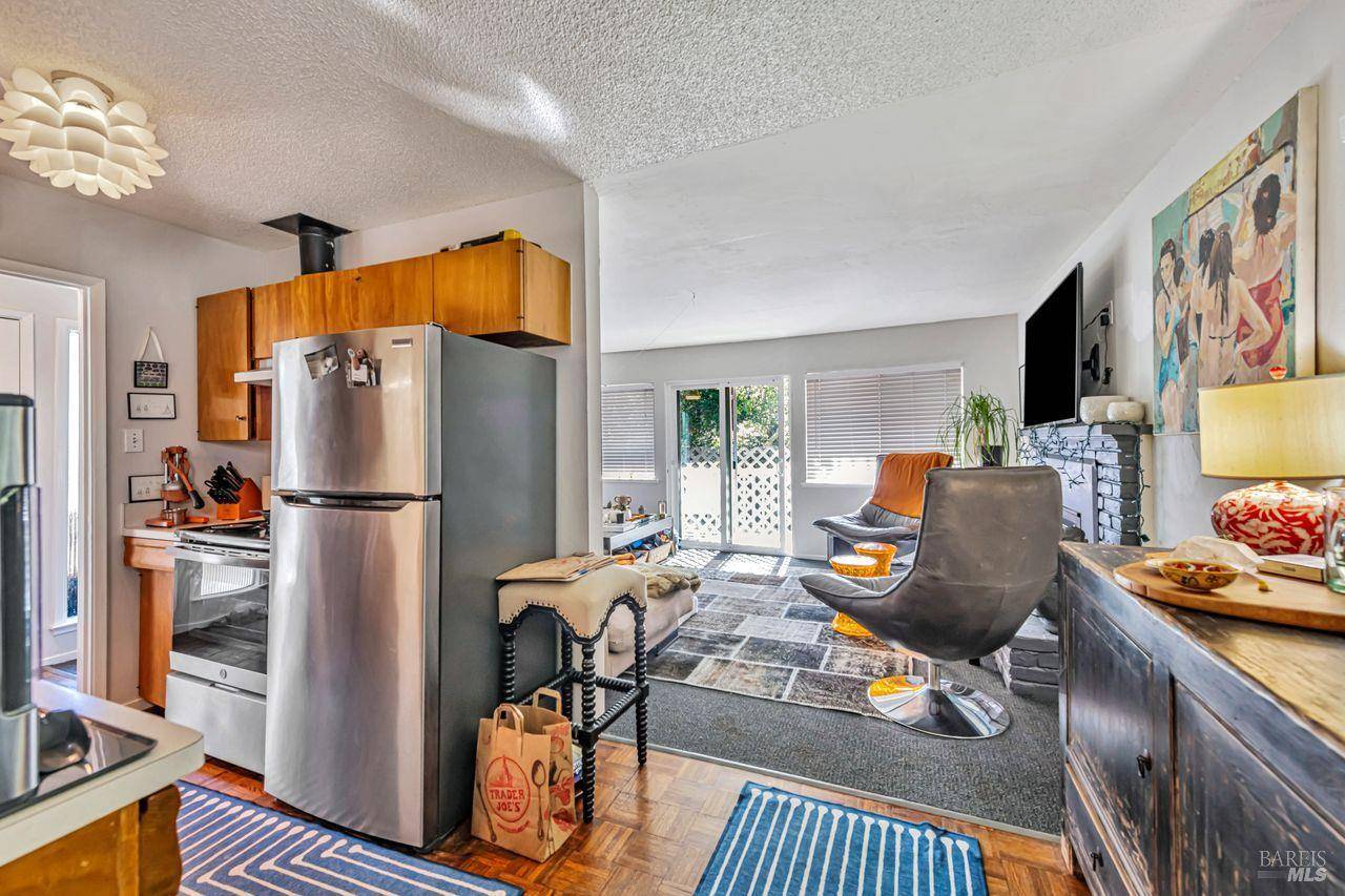 Larkspur, CA 94939,18 Walnut AVE