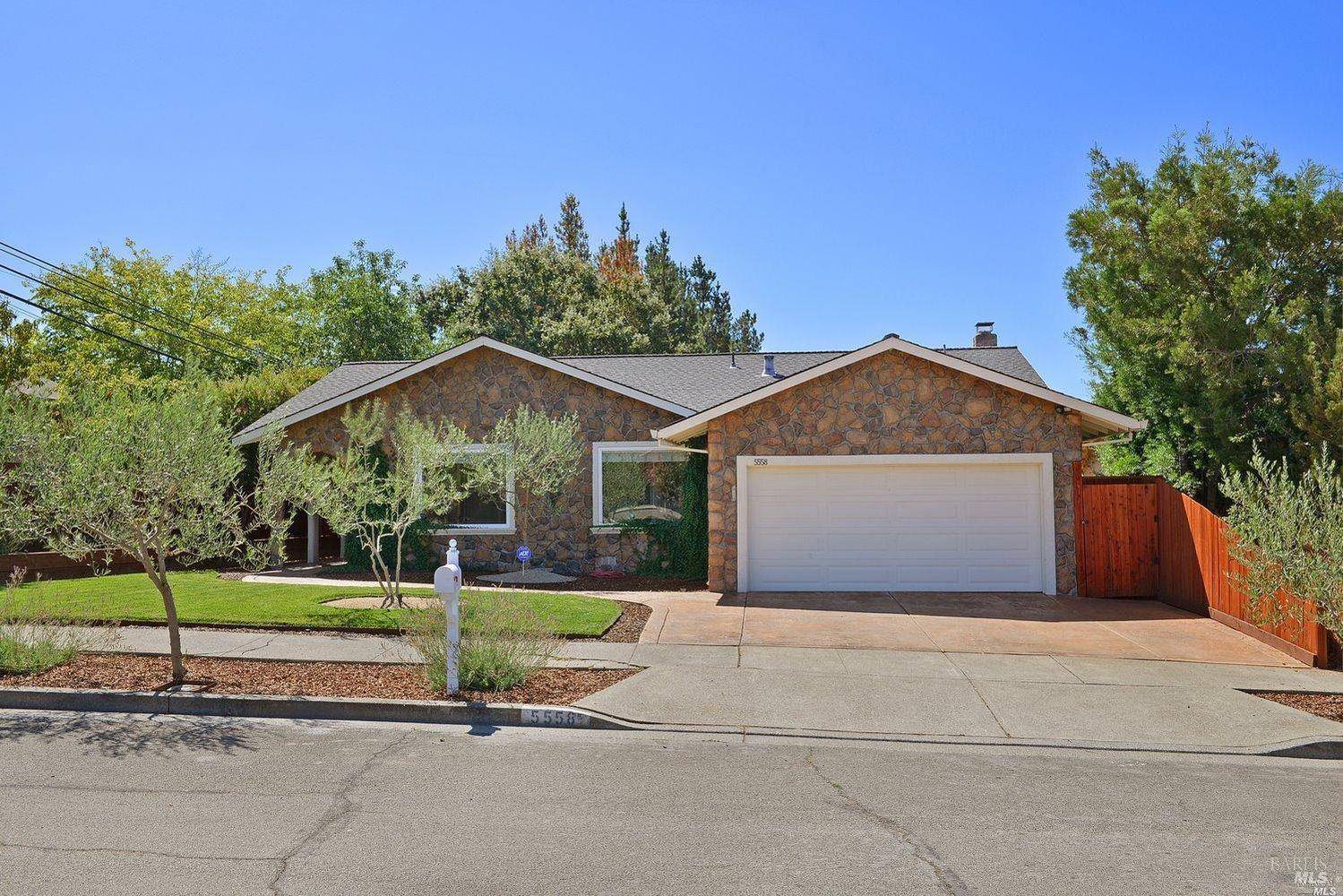 Santa Rosa, CA 95409,5558 El Encanto DR