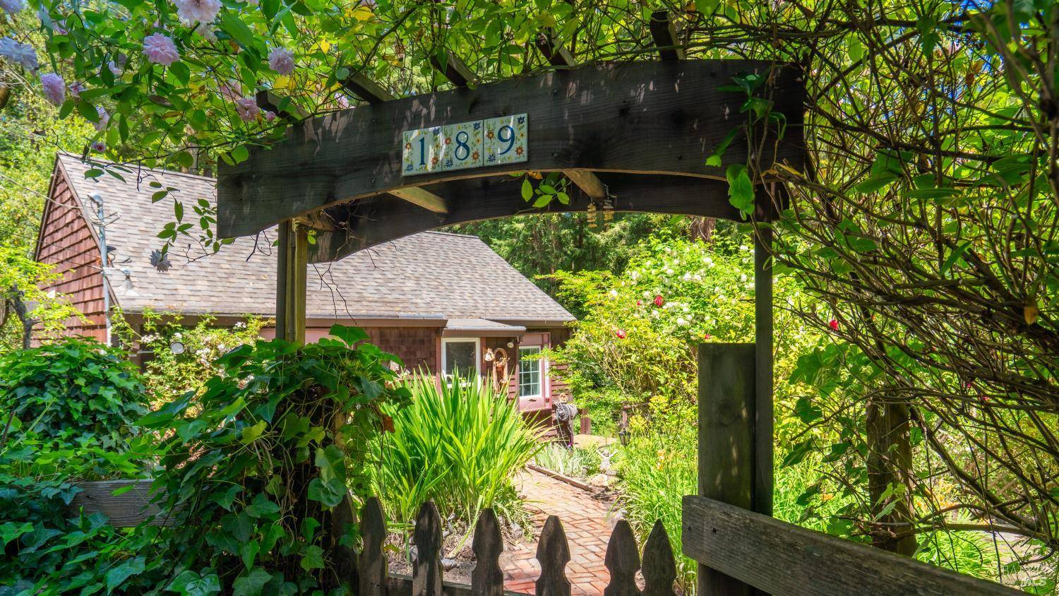 Sebastopol, CA 95472,189 Wagnon RD