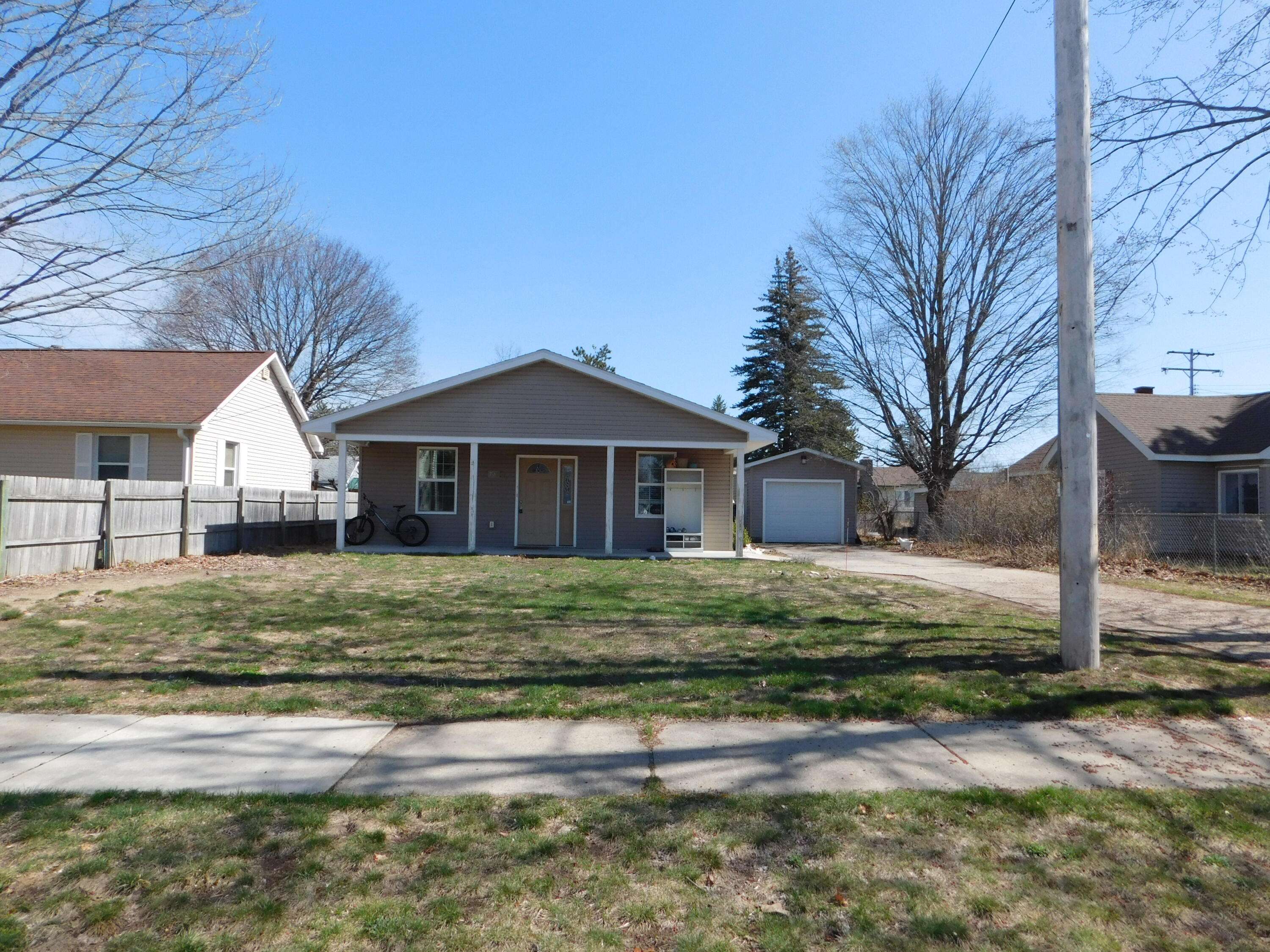 Grayling, MI 49738,702 Elm ST