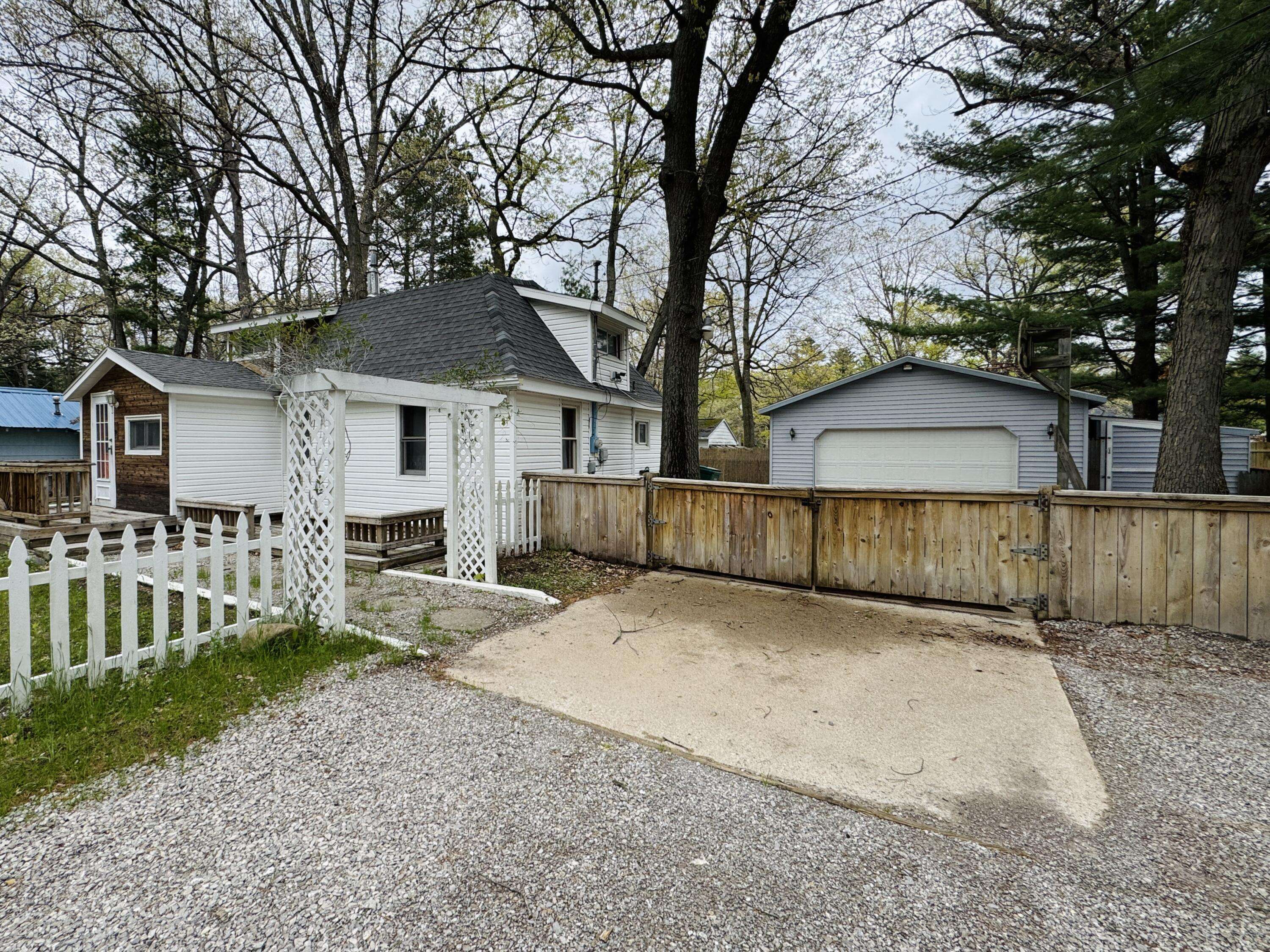 Houghton Lake, MI 48629,605 Cedar AVE