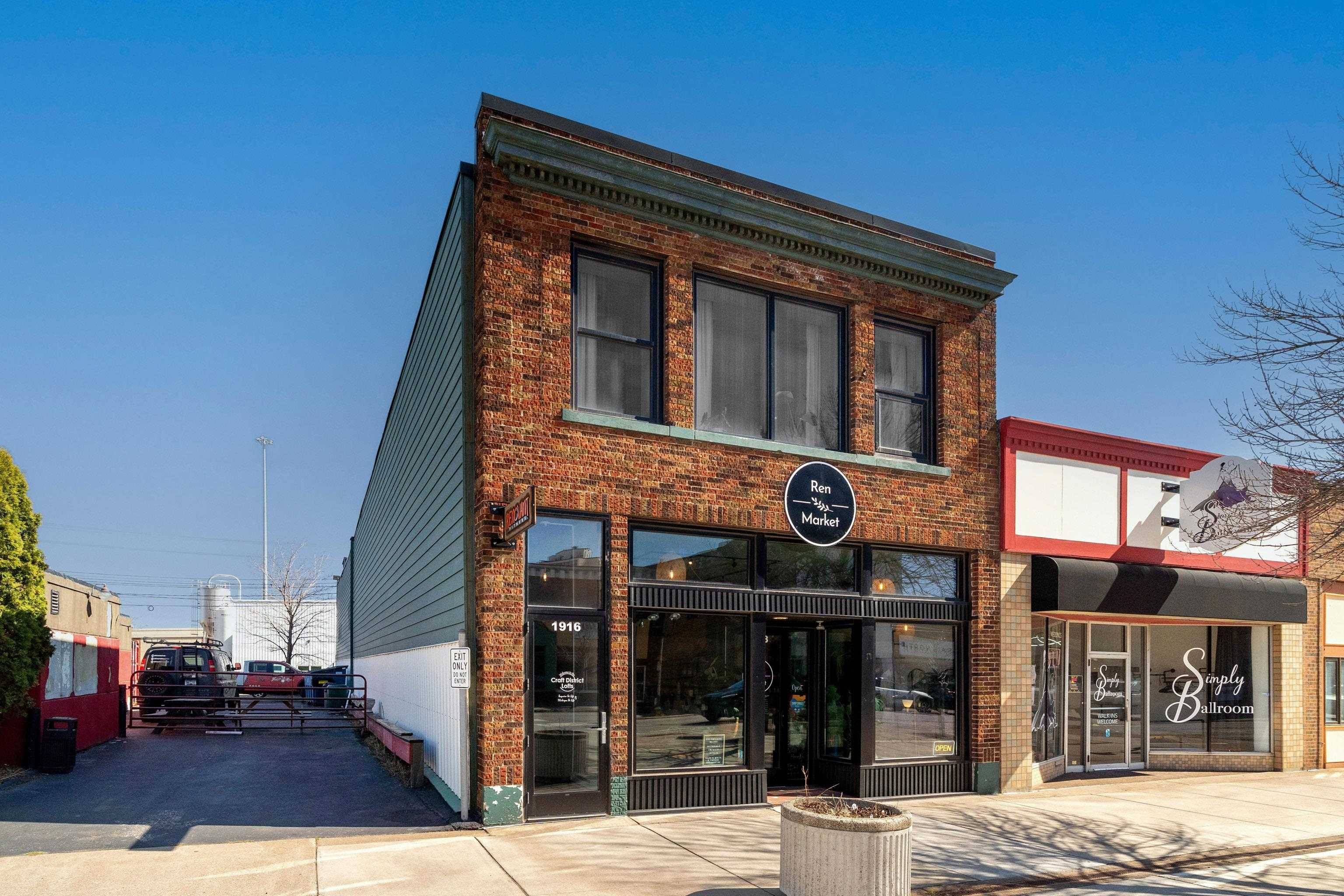 Duluth, MN 55806,1918 W Superior St