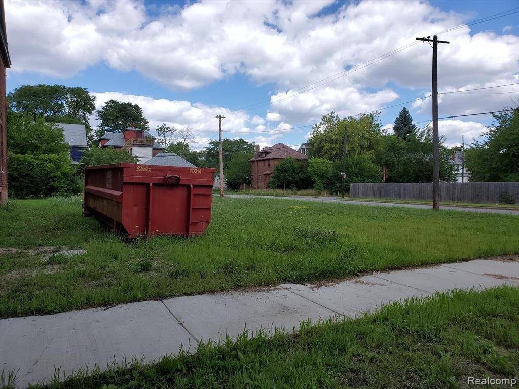 Detroit, MI 48202,8261 BRUSH