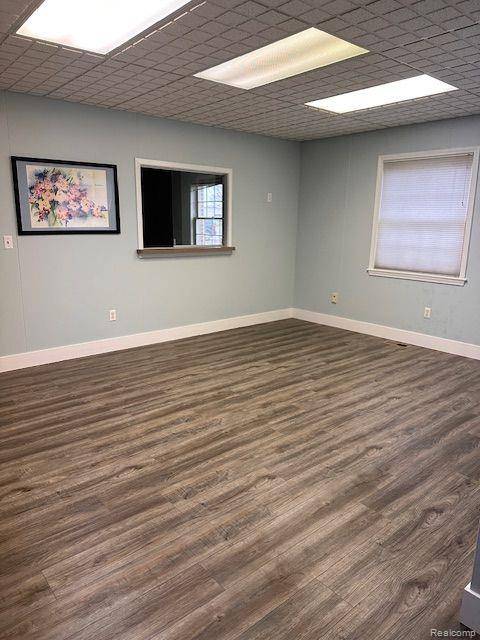 Flint Twp, MI 48532,1289 S LINDEN Road Suite B