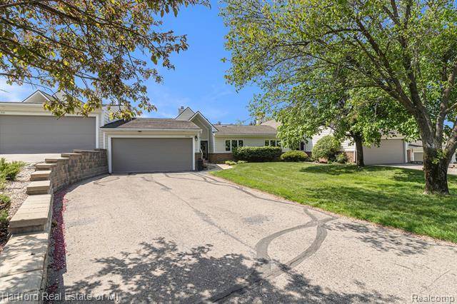 Farmington Hills, MI 48335,35307 HILLSIDE Drive 2 12