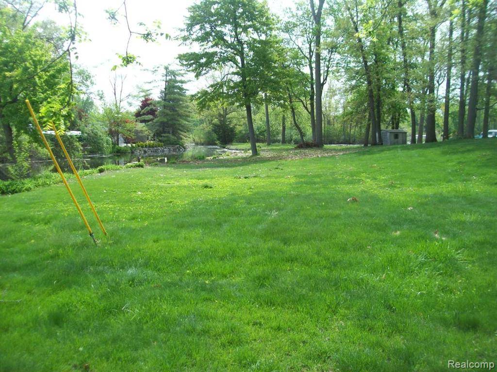Wolverine Lake Vlg, MI 48390,00 SOLANO Drive