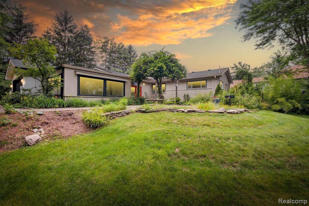 Bloomfield Twp, MI 48302,3665 SHALLOW BROOK Drive