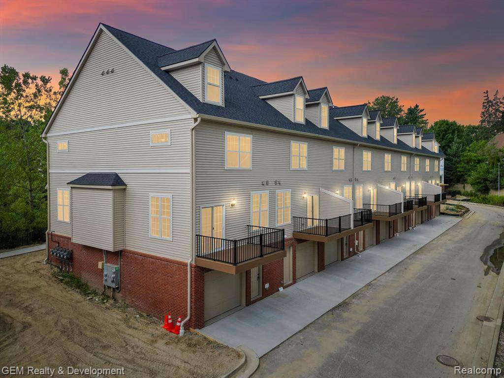 Milford Vlg, MI 48381,547 VILLAGE Lane 3 30
