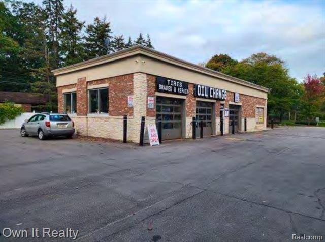 Pleasant Ridge, MI 48069,23733 WOODWARD Avenue