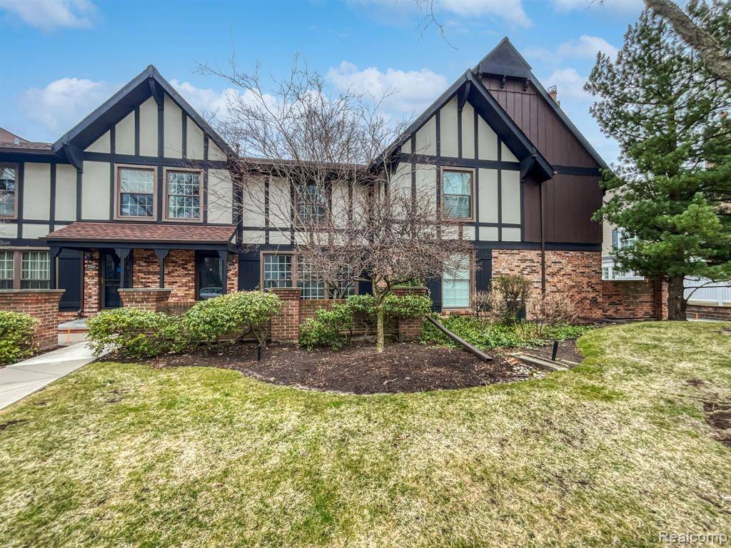 St. Clair Shores, MI 48080,22037 SHORE POINTE Lane #64