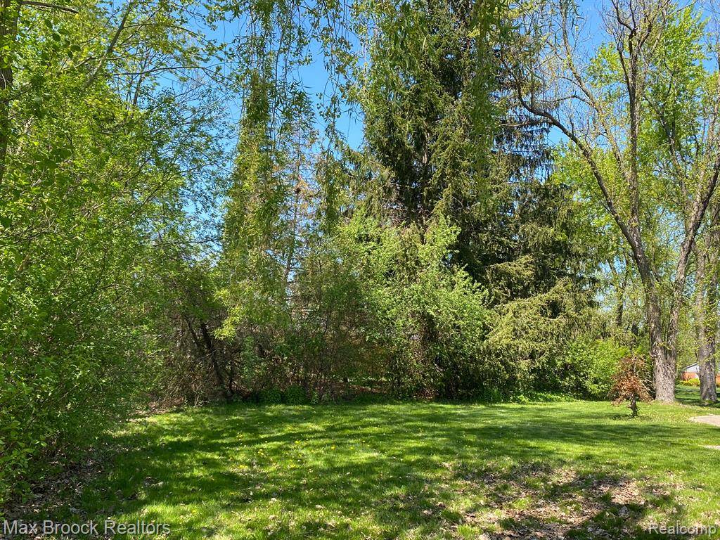 Bloomfield Twp, MI 48302,3648 SHALLOW BROOK Drive