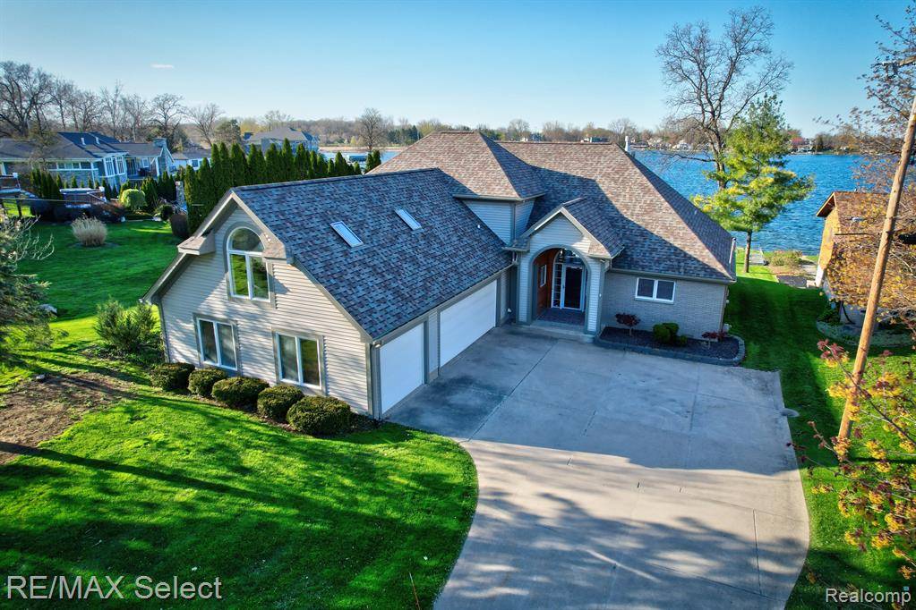 Fenton, MI 48430,2486 CRANEWOOD Drive