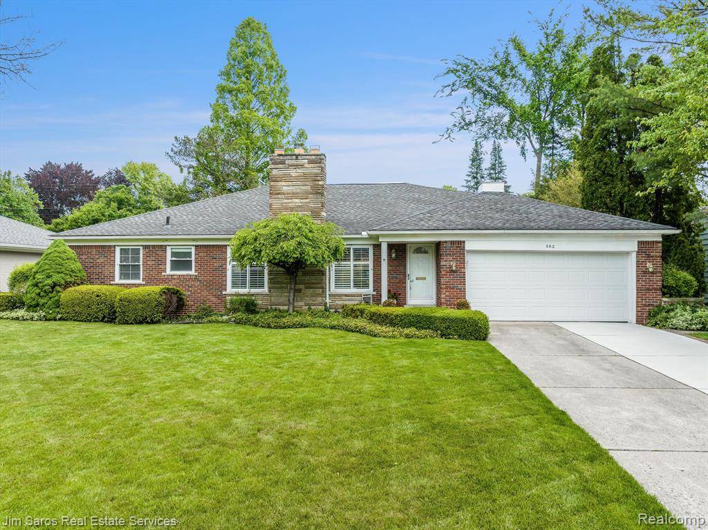 Grosse Pointe Woods, MI 48236,562 LAKE SHORE Lane