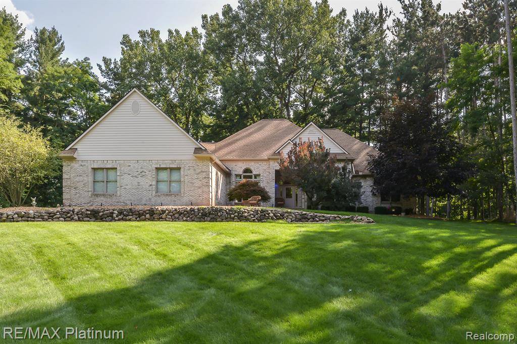 Pinckney, MI 48169,8386 IRONWOOD Drive