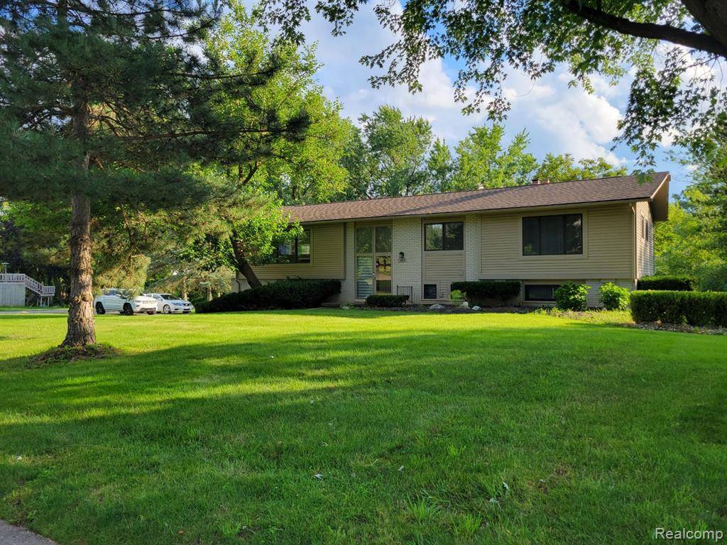 West Bloomfield Twp, MI 48322,5612 SWAN LAKE  Drive