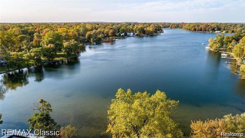 Waterford Twp, MI 48327,4860 Cooley lake Rd