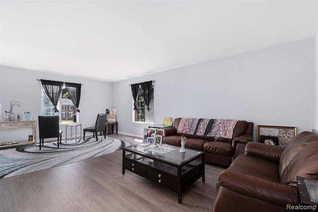 Bloomfield Twp, MI 48304,654 E FOX HILLS Drive