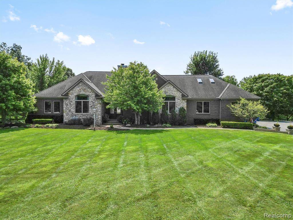 South Lyon, MI 48178,59445 FOXPOINTE Lane