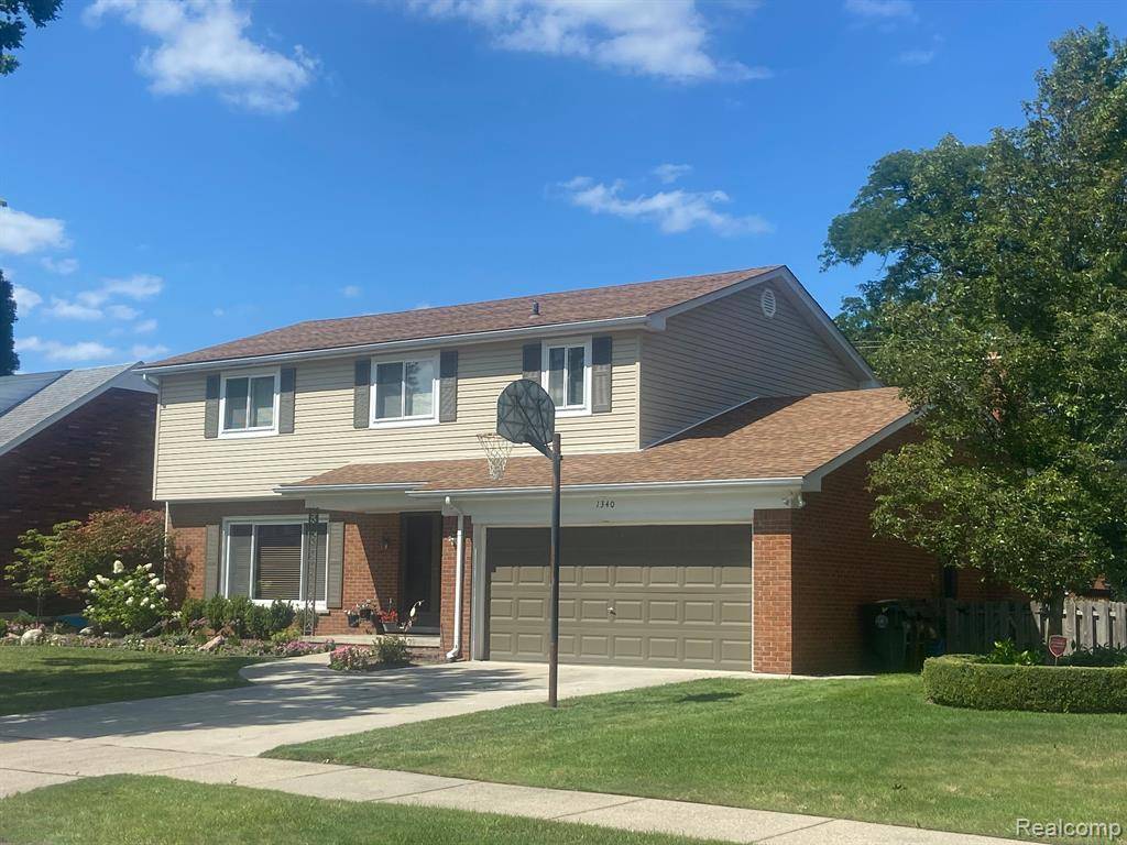 Grosse Pointe Woods, MI 48236,1340 EDMUNDTON Drive