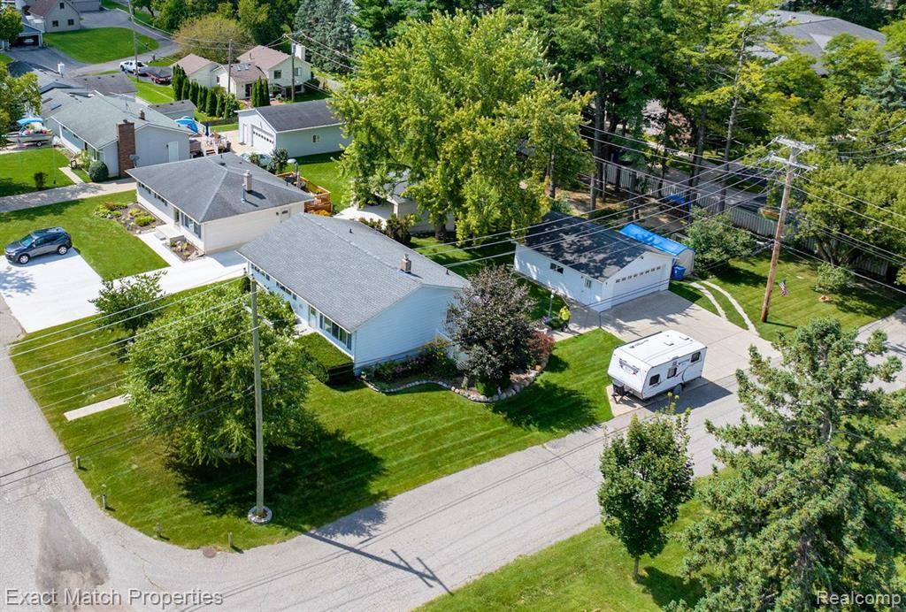 Waterford Twp, MI 48328,2389 MARWOOD Drive