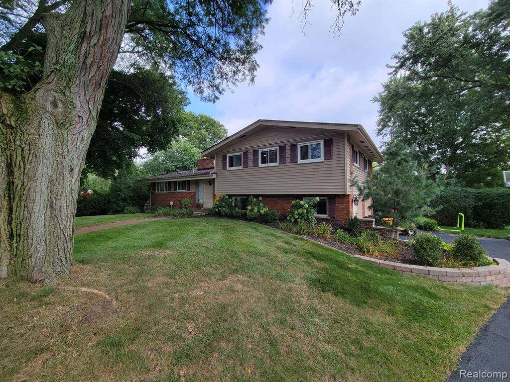 Bloomfield Hills, MI 48302,911 Dedham Court