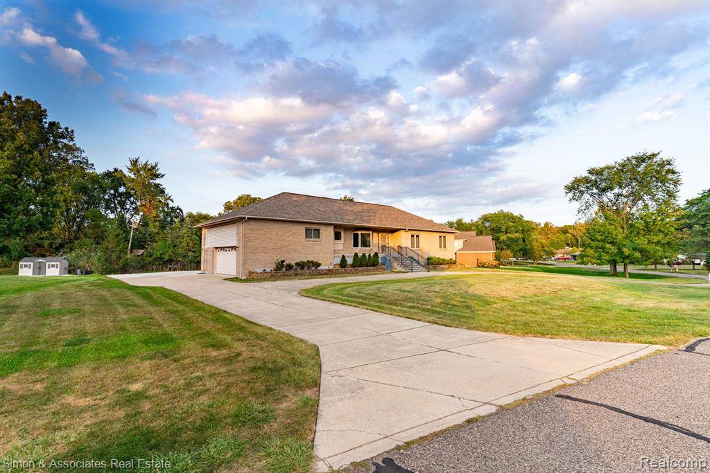 Farmington Hills, MI 48334,28072 W GREENMEADOW Circle