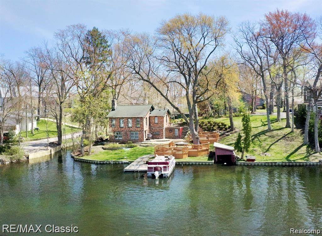 Wolverine Lake Vlg, MI 48390,260 Oak Island Drive