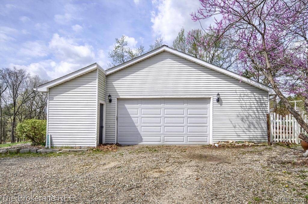 Milford Twp, MI 48381,688 UPHILL Road