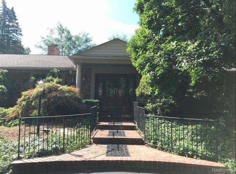 Bloomfield Hills, MI 48304,645 LONE PINE Road