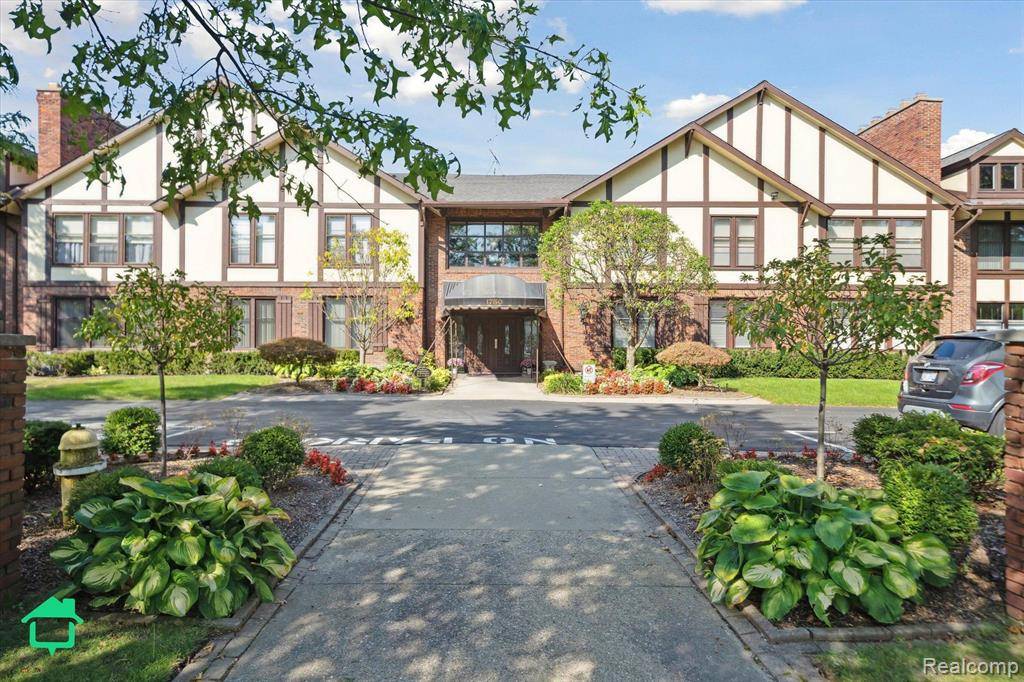 Grosse Pointe Woods, MI 48236,1750 Vernier Road 22