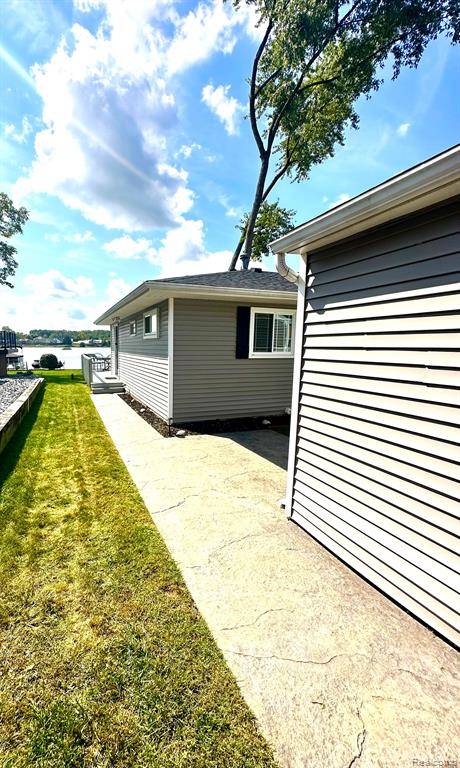 Brighton, MI 48114,8318 WOODLAND SHORE Drive