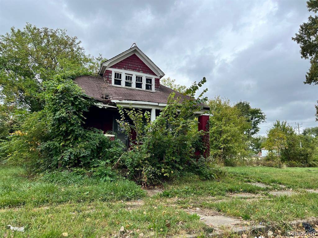 Detroit, MI 48205,13832 PINEWOOD Street