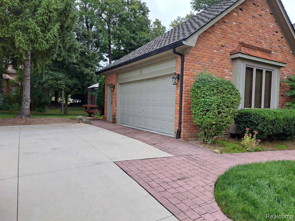 Rochester Hills, MI 48309,2087 HICKORY LEAF Drive