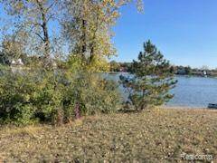 Oxford Vlg, MI 48371,758 BAY POINTE Drive