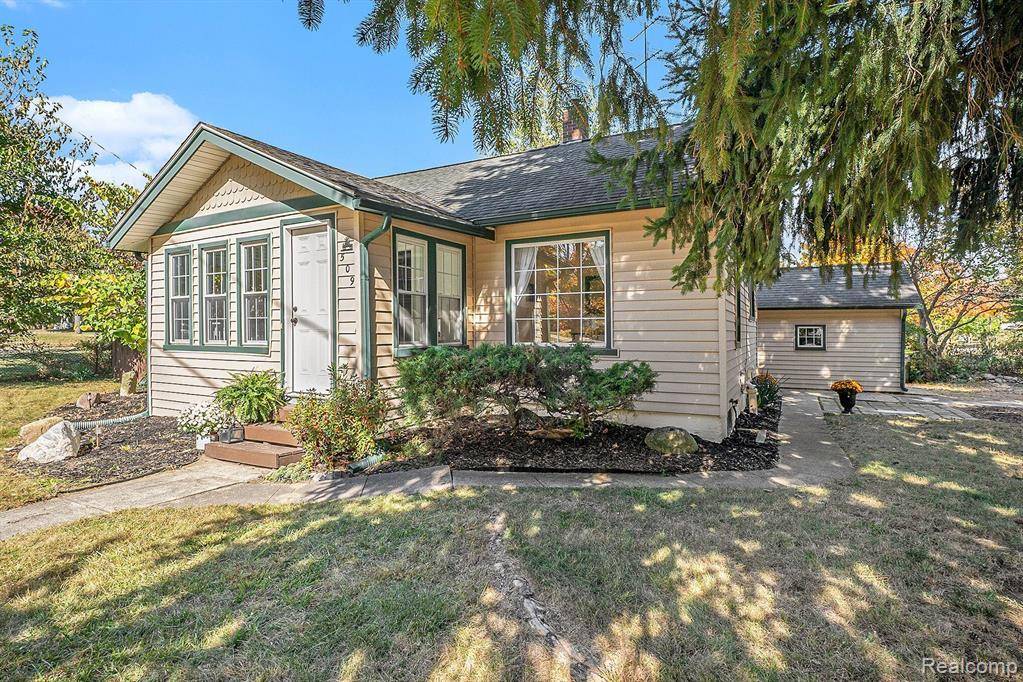 Fenton, MI 48430,509 E SOUTH HOLLY Road
